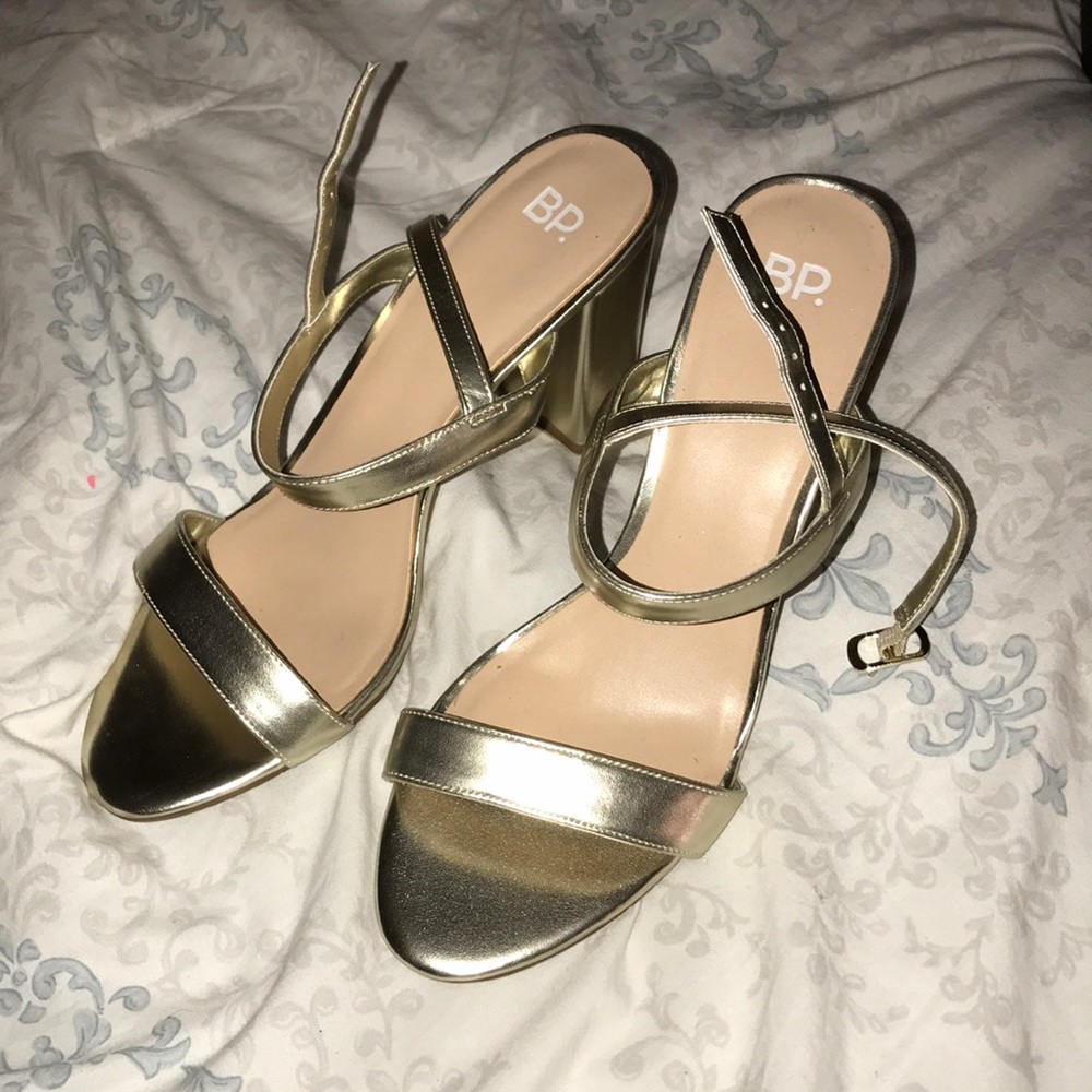 Super cute gold heels!